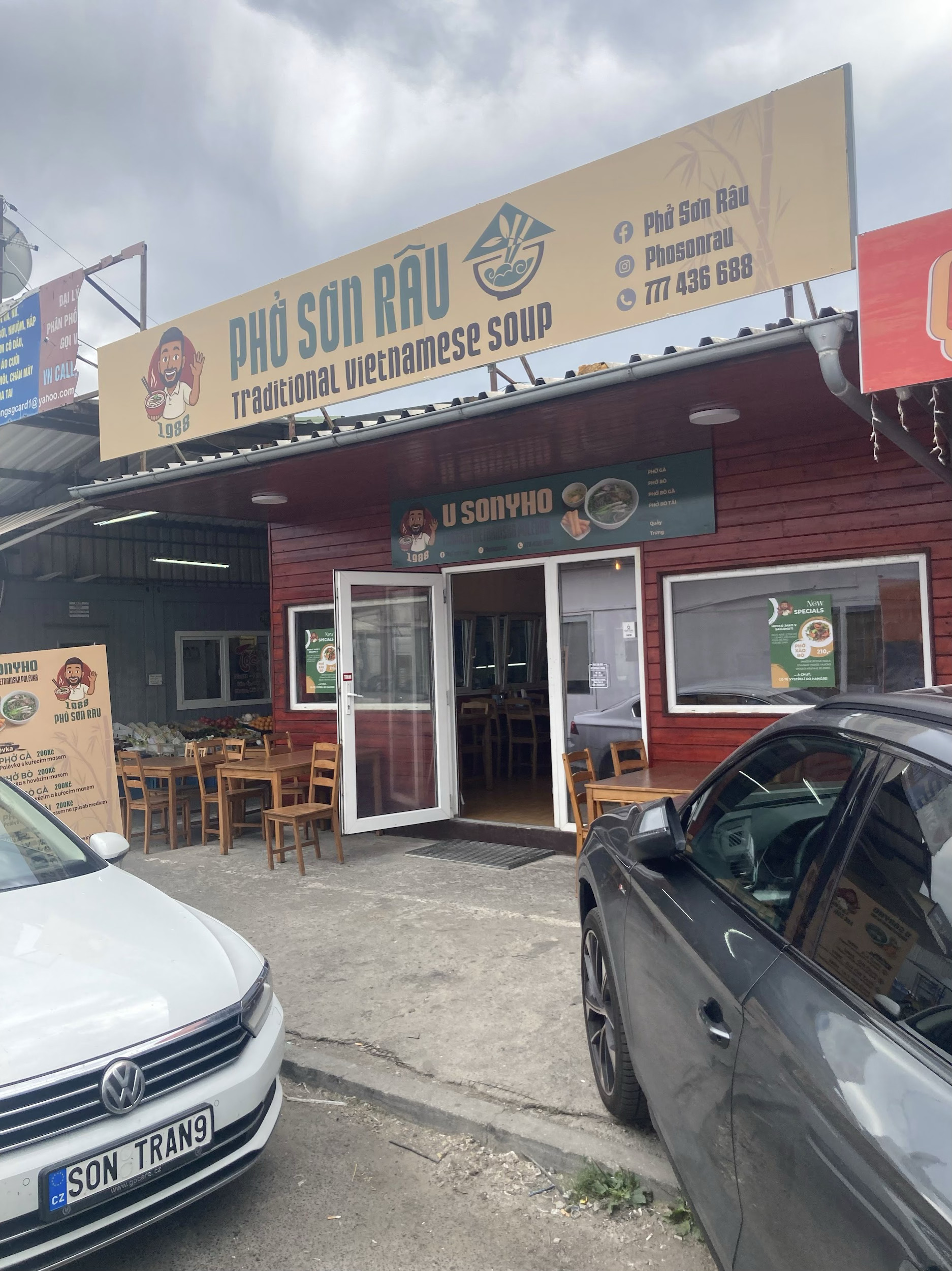 Exteriér restaurace Pho son Rau